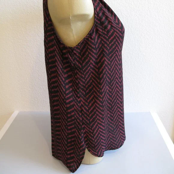 VINCE CAMUTO Black and Burgundy Chevron Top - Picture 5 of 10